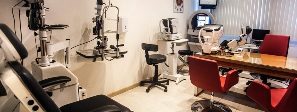 Interior do consultório com cadeira oftalmológica e equipamentos modernos para exames de vista na Clínica de Olhos da Cidade em Botafogo no Rio de Janeiro